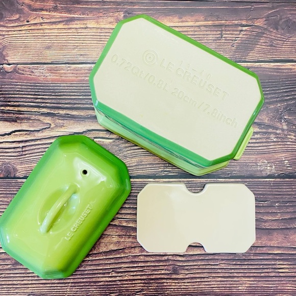 NEW IN BOX Le Creuset Heritage Pate Terrine with Press 24 fl oz. - PALM Green - Picture 2 of 4